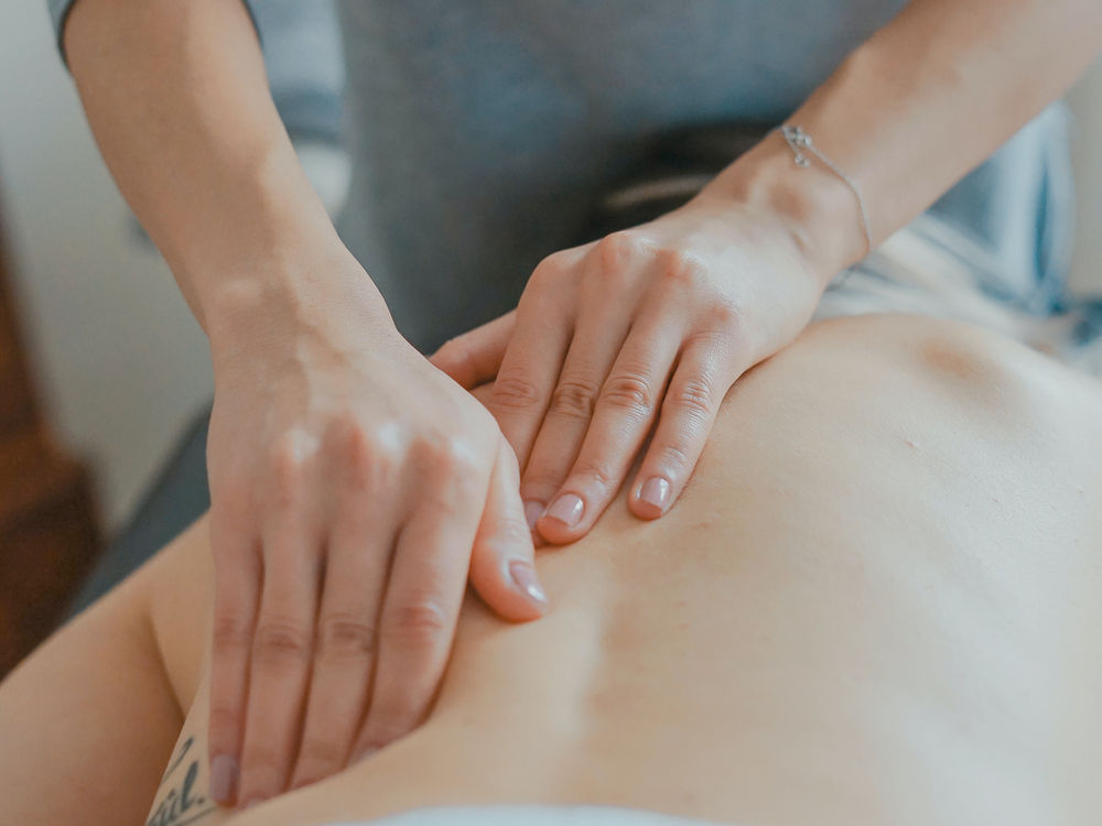 Medizinische Massage des Rückens